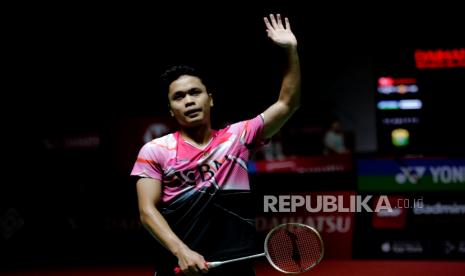Anthony Ginting Berfoto Bersama Abi Younes Christophe Setelah Tanding Beregu Campuran Asia