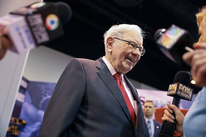 Warren Buffett Mundur dari Ketua Berkshire Hathaway, Digantikan Putranya Howard