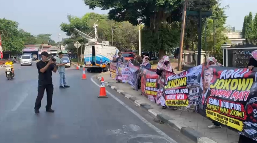 Sidang Ijazah Jokowi: Dokter Tifa dan Roy Suryo Bentangkan Spanduk Adili