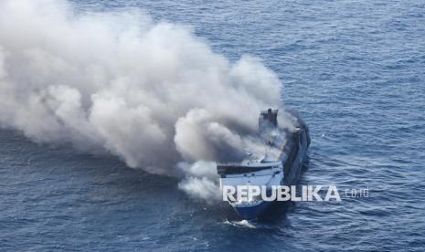 Kapal Motor Penumpang Mutiara Sentosa 2 Terbakar di Perairan Sumenep
